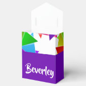 Farbiges gefaltetes Papier auf weiß Geschenkschachtel (Geöffnet)