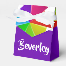 Farbiges gefaltetes Papier auf weiß Geschenkschachtel