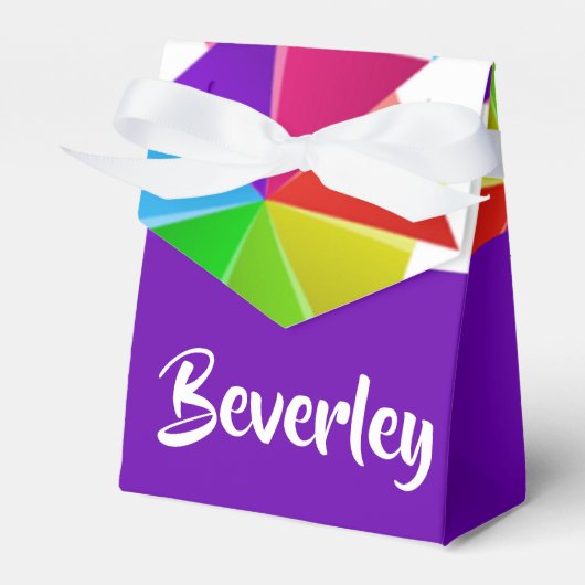 Farbiges gefaltetes Papier auf weiß Geschenkschachtel (Vorderseite)