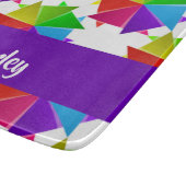 Farbiges gefaltetes Papier auf weiß Schneidebrett (Ecke)