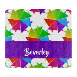 Farbiges gefaltetes Papier auf weiß Schneidebrett