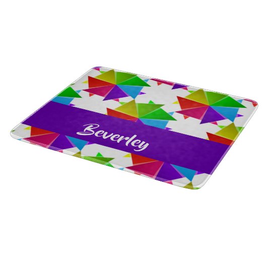 Farbiges gefaltetes Papier auf weiß Schneidebrett (Ecke)