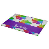 Farbiges gefaltetes Papier auf weiß Schneidebrett (Ecke)