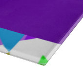 Farbiges gefaltetes Papier auf weiß Schneidebrett (Ecke)