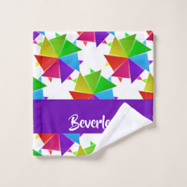 Farbiges gefaltetes Papier auf weiß Waschlappen