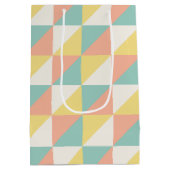 Farbiges geometrisches Abstraktes Dreieck-Muster Mittlere Geschenktüte (Rückseite)