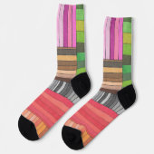 Farbiges geometrisches Muster in Regenbogen Socken (Linkes Detail)