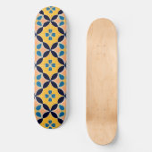 Farbiges geometrisches Muster mit Retro-Fliesendes Skateboard (Vorderseite)
