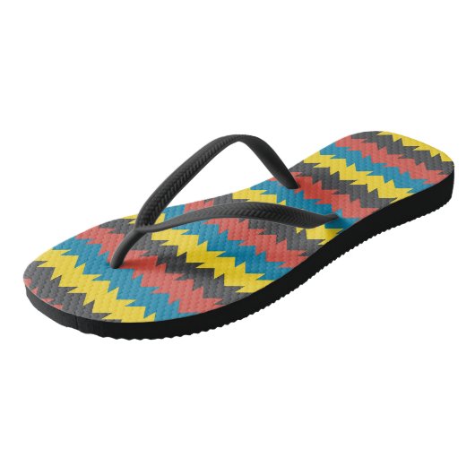 Farbiges geometrisches Paar von Flip Flops Badesandalen (Schrägansicht)