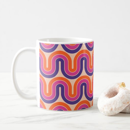 Farbiges geometrisches Wellendesign im Retro Kaffeetasse (Mit Donut)