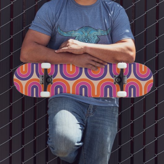 Farbiges geometrisches Wellendesign im Retro Skateboard (Außenbereich 3)