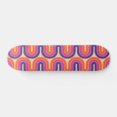 Farbiges geometrisches Wellendesign im Retro Skateboard (Horizontal)