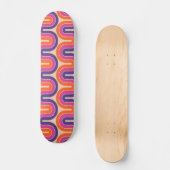Farbiges geometrisches Wellendesign im Retro Skateboard (Vorderseite)