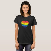 Farbiges Herz in Regenbogenfarben T-Shirt (Vorne ganz)