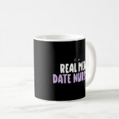 Farbiges Herz Real Men Date Nurses Sprichwort Kaffeetasse (VorderseiteRechts)
