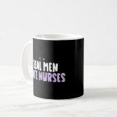 Farbiges Herz Real Men Date Nurses Sprichwort Kaffeetasse (Vorderseite Links)
