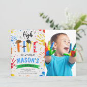 Farbiges High Five Birthday Foto Einladung (Stehend Vorderseite)