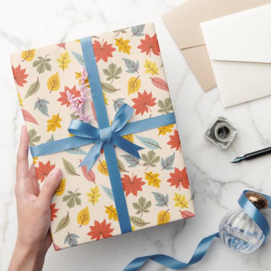 Farbiges Leaf Fall Pattern Geschenkpapier (Schenken)