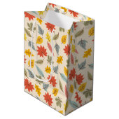 Farbiges Leaf Fall Pattern Mittlere Geschenktüte (Vorderseite Schrägansicht)