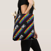 Farbiges Muster auf schwarzem Hintergrund. Kompakt Tasche (Von Nahem)