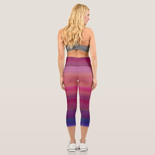 Farbiges Muster aus blauem Rot-Streifen Capri Leggings (Rückseite)