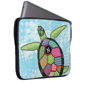 Farbiges Muster Monogram Sea Turtle Laptopschutzhülle (Vorne Rechts)