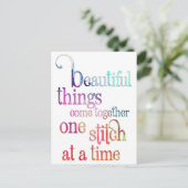 Farbiges Nähen Stickerei-Zitat Postkarte (Stehend Vorderseite)