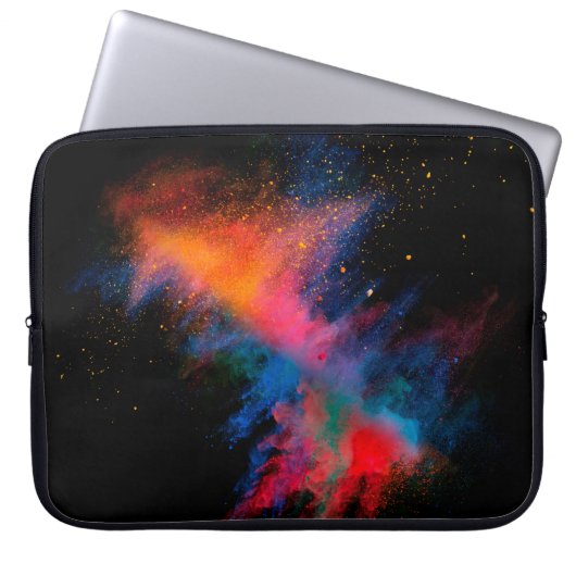 Farbiges Pulver in schwarzer Hintergrundfarbe, Laptopschutzhülle (Vorderseite)