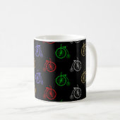 Farbiges Retro-Fahrrad - Muster auf schwarz Kaffeetasse (VorderseiteRechts)