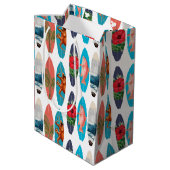 Farbiges Retro-Surfbrett-Muster Mittlere Geschenktüte (Rückseite Schrägansicht)