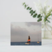 Farbiges Segelboot Postkarte (Stehend Vorderseite)