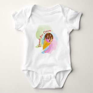 Farbiges Süßeis in einem Kegel Baby Strampler