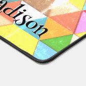 Farbiges Triangle-Retrogeometrie-Muster Monogram Schreibtischunterlage (Ecke)