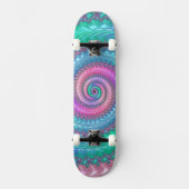 Farbiges Trippy-Funky Jewel Tone Spiral Fraktal Skateboard (Vorderseite)