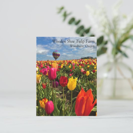 Farbiges Tulip-Feld mit ballon-Postkarte Postkarte (Stehend Vorderseite)