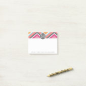 Farbiges Zickzack Muster mit benutzerdefiniertem M Post-it Klebezettel (Auf Schreibtisch)