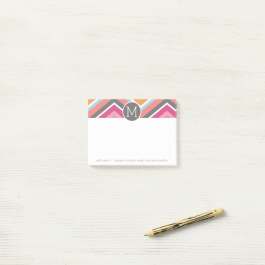 Farbiges Zickzack Muster mit benutzerdefiniertem M Post-it Klebezettel (Auf Schreibtisch)
