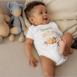 Farblich dankbar und gesegnet mit Kürbisgeschenk Baby Strampler