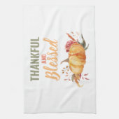 Farblich dankbar und gesegnet mit Kürbisgeschenk Geschirrtuch (Vertikal)