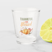 Farblich dankbar und gesegnet mit Kürbisgeschenk Schnapsglas (Vorderseite)