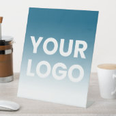 Farblicher Hintergrund | Weiße Farbe und Ihr Logo Sockelschild (In Situ)