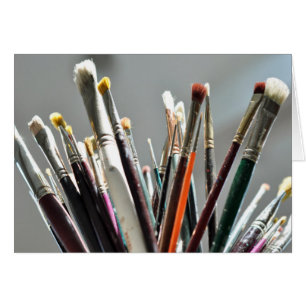 Farbpinsel trocknen im Sonnenlicht