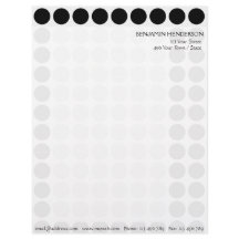 Farbpolka-Punktmuster auf Weiß können beliebig ang