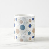 Farbpunkte von Sand und Blue Beach Kaffeetasse (Mittel)