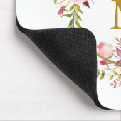Farbrosa Blumenreath Goldmonogramm Mousepad (Ecke)