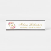 Farbrosa Blumenreath Goldmonogramm Schreibtischnamensplakette (Vorderseite )