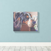 Farbstift zeichnend Hundehund auf Leinwand (Insitu (Holzboden))