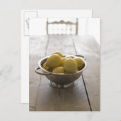 Farbstoff mit Zitronen auf Holztisch Postkarte (Vorne/Hinten)