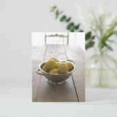 Farbstoff mit Zitronen auf Holztisch Postkarte (Stehend Vorderseite)