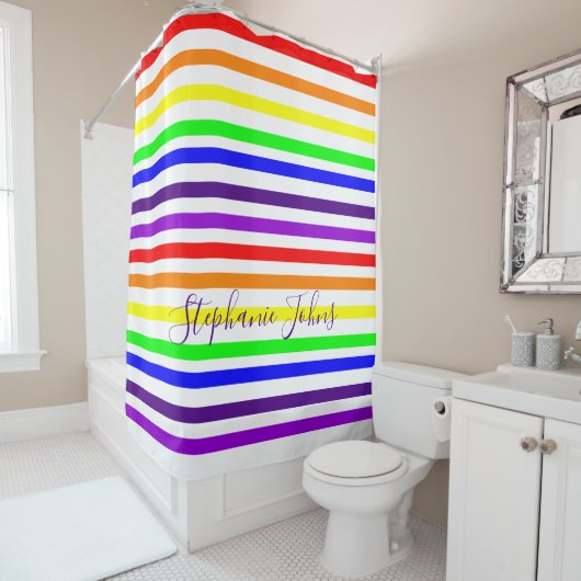 Farbstreifen für Regenbogen Monogramme Name Custom Duschvorhang (Beispiel)